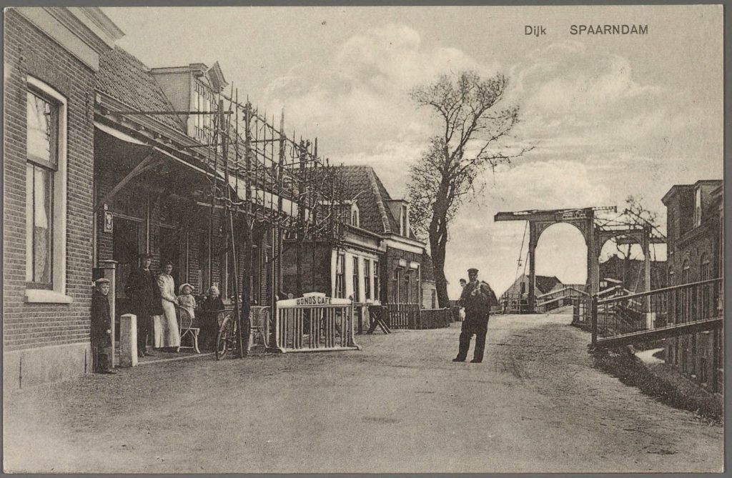 De Grote Sluisi n Spaarndam, 1913. Willem's huis is het laatste huis links, met gedeelteijk zichtbaar, de schuur. © Noord-Hollands Archief, inventarisnummer NL-HlmNHA_162_2607_018